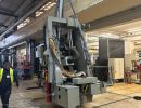 Industrielle Werkstatt mit h&auml;ngenden Maschinen und moderner Ausr&uuml;stung im Betrieb