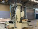 Industrielle Maschine wird in Fabrikumgebung angehoben
