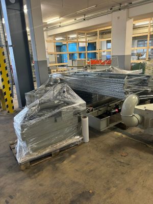 Verpackte Industrieausr&uuml;stung f&uuml;r die Lagerung in einer Fabrik oder einem Lager