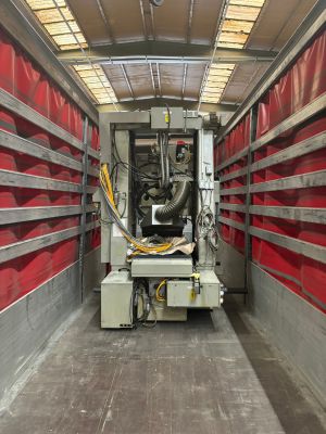 Industrielle Maschinen im roten LKW-Anh&auml;nger f&uuml;r Transport oder Lagerung