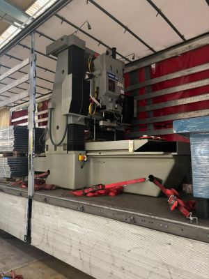 Industriemaschine f&uuml;r sicheren Transport in einem LKW gesichert