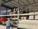 Arbeiter inspiziert offenen LKW mit Ladung in einem Lagerhaus