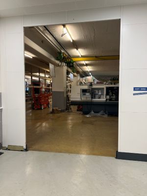 Industrielle Werkstatteinrichtung mit Ger&auml;ten und Maschinen im Betrieb