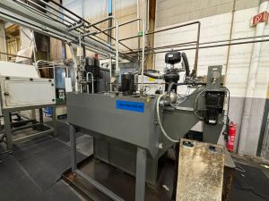 Industriehydrauliksystem in einer Fabrikumgebung mit Maschinen und Ger&auml;ten