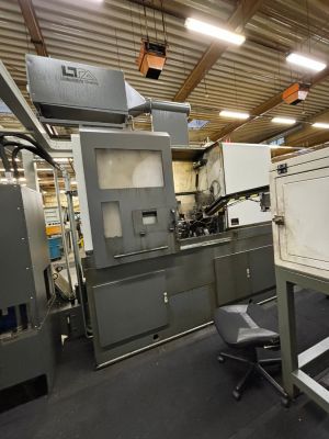 Industrielle Metallbearbeitungsmaschine in einer Fabrik mit Bel&uuml;ftungssystem und nahe gelegenem Stuhl