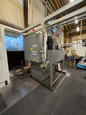 Industriemaschinen in einer Produktionsumgebung mit &Uuml;berkopfverkabelung