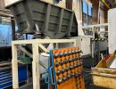 Industrielle Werkstatt mit Ausr&uuml;stung und Werkzeugen in einer modernen Fabrikumgebung