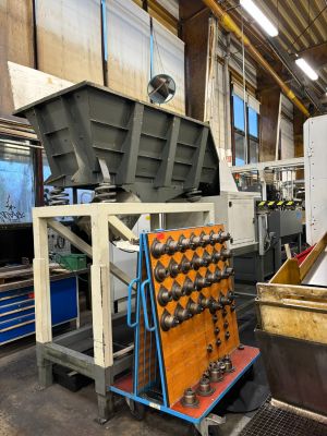 Industrielle Werkstatt mit Ausr&uuml;stung und Werkzeugen in einer modernen Fabrikumgebung