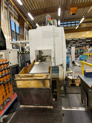 Industrielle Metallbearbeitungsmaschinen in einer Fabrikumgebung mit spezialisierter Ausr&uuml;stung