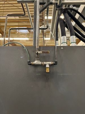 Industrielles Rohrleitungssystem mit Ventilen und Verbindungsst&uuml;cken in einer Werkstattumgebung