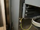 Elektrischer Erdungsanschluss an einer Metallstruktur in einer industriellen Umgebung
