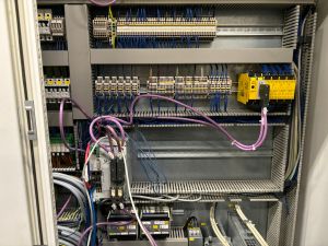 Verdrahtung von industriellen Schalttafeln mit Kabeln und Schaltungskomponenten