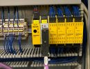 Schaltschrank mit elektrischen Komponenten und Verdrahtung f&uuml;r industrielle Systeme