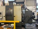 Industriemaschinen in einer Werkstattumgebung mit Werkzeugen und Ger&auml;ten im Vordergrund