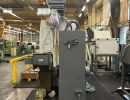 Industriemaschinen in einer gut beleuchteten Fertigungswerkstatt
