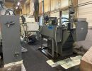 Industriemaschinen in Betrieb mit einem Arbeiter, der Wartungsarbeiten in einer Fabrik durchf&uuml;hrt
