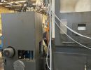 Aufbau von Industriemaschinen mit hydraulischen und elektrischen Komponenten in einer Fabrikumgebung