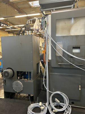 Aufbau von Industriemaschinen mit hydraulischen und elektrischen Komponenten in einer Fabrikumgebung