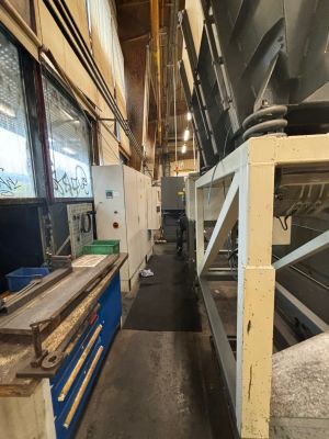 Interieur einer Industriewerkstatt mit Maschinen und Werkb&auml;nken