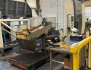 Moderne industrielle Fertigungsmaschinen in einer Fabrikumgebung mit Arbeitspl&auml;tzen