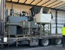 Verladung von Industriemaschinen auf einen offenen Lkw zur Darstellung des Transportprozesses