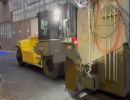 Industrielles Gabelstapler-Handling in einer gro&szlig;en Lagerhalle