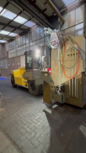 Industrielles Gabelstapler-Handling in einer gro&szlig;en Lagerhalle