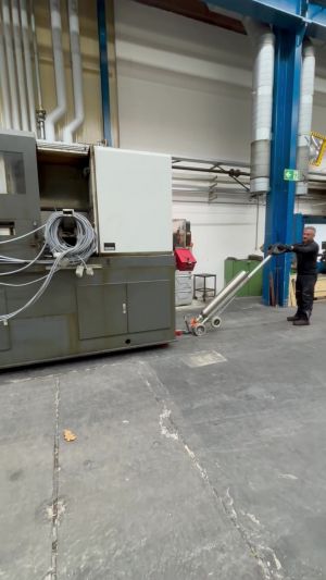 Arbeiter bedient Maschinen in einer industriellen Fabrik mit Spezialwerkzeugen f&uuml;r die Handhabung der Ausr&uuml;stung