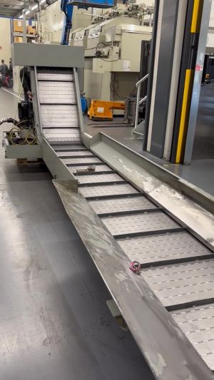 F&ouml;rdersystem in Betrieb in einer industriellen Fertigungsumgebung