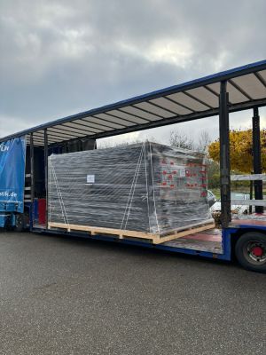 Gro&szlig;e Ladung auf offenem Lkw bei bedecktem Wetter f&uuml;r den G&uuml;tertransport gesichert