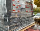 Transport des Glases auf einer gesicherten Holzpalette, die mit einer Plastikschutzfolie umwickelt ist