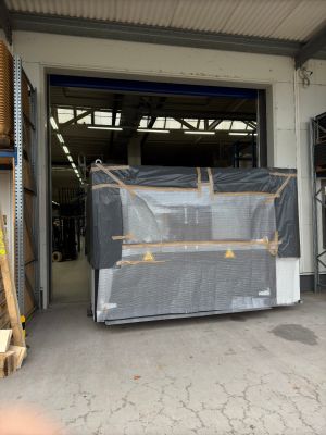 Gro&szlig;e verpackte Industrieausr&uuml;stung in der N&auml;he des Ladedocks einer Lagereinrichtung