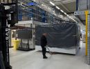 Arbeiter, der einen Wagenheber in einer ger&auml;umigen industriellen Lagerumgebung bedient