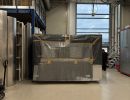 Industrielle Werkstatt Interieur zeigt Ausr&uuml;stung und gro&szlig;e eingewickelt Objekt unter Lagerung