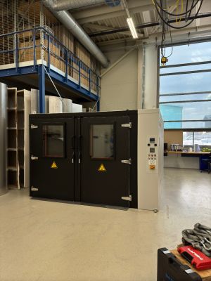 Moderner Industriearbeitsplatz mit gro&szlig;er Maschine in einer gut beleuchteten Anlage
