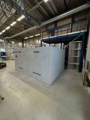 Industrieller Ausr&uuml;stungsraum mit gro&szlig;em Maschinenpark und &Uuml;berkopfsystemen