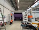 Techniker arbeiten an Industriemaschinen in einer modernen Fabrikanlage