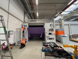 Techniker arbeiten an Industriemaschinen in einer modernen Fabrikanlage