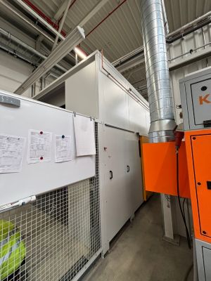 Industrielle Ausr&uuml;stung in einer Fabrik mit Metallkanal und Wartungsunterlagen