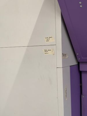 Minimalistisches Wanddesign mit Gebrauchsanweisungen und kontrastierendem violettem Paneel