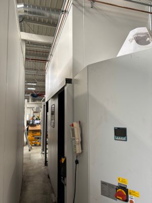 Industriemaschinen in einer Fabrik mit Schalttafel und Ausr&uuml;stung