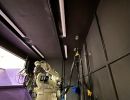 Industrieroboterarm in einer Werkstatt mit sichtbaren technischen Komponenten und Verkabelung