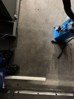 &Uuml;berblick &uuml;ber die Fabrikhalle mit Schwerpunkt auf Messungen und technischer Einrichtung
