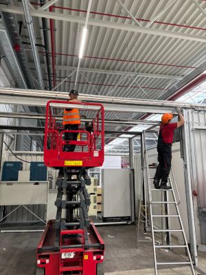 Arbeiter auf erh&ouml;hten Plattformen in einer weitl&auml;ufigen Industrieanlage