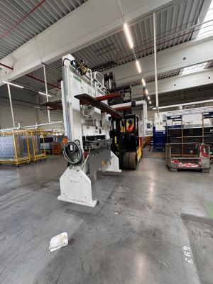 Industrielle Lagerhausszene mit Maschinen und Ger&auml;ten und einem anwesenden Arbeiter