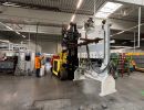 Industrielle Ausr&uuml;stung und Maschinen in einer modernen Fabrikumgebung