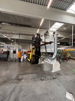 Industrielle Ausr&uuml;stung und Maschinen in einer modernen Fabrikumgebung
