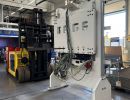 Industriemaschinen in einer modernen Lagerhalle mit Lagereinrichtungen