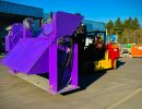 Lila Industrieausr&uuml;stung auf Gabelstapler im Maschinenlager im Freien