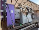 Transport von Robotern auf einem ma&szlig;geschneiderten Lkw mit offenem Dach und gesichertem Maschinenpark